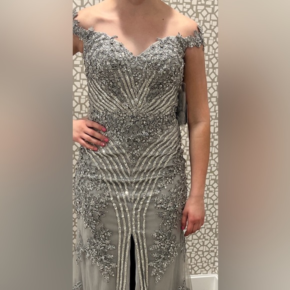 Coya Collection Silver Off-The-Shoulder Beaded Embroidery Mermaid Gown Size M - Picture 6 of 8
